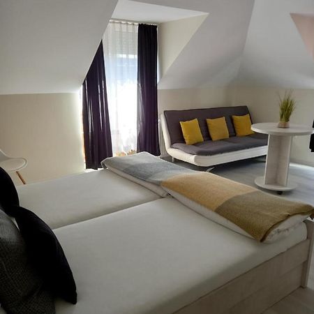 Viola Vendeghaz Bed and Breakfast Pápa Buitenkant foto