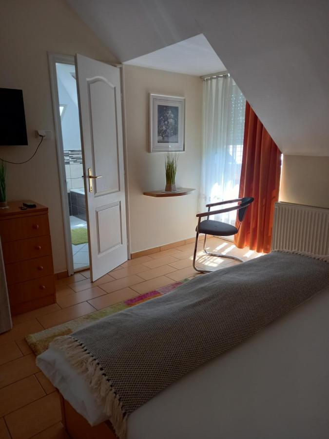 Viola Vendeghaz Bed and Breakfast Pápa Buitenkant foto