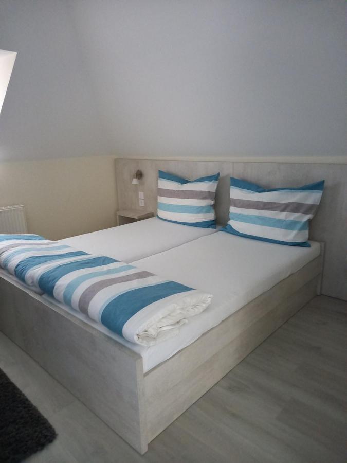 Viola Vendeghaz Bed and Breakfast Pápa Buitenkant foto