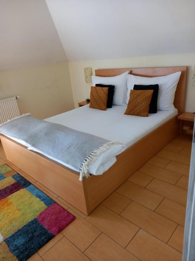 Viola Vendeghaz Bed and Breakfast Pápa Buitenkant foto