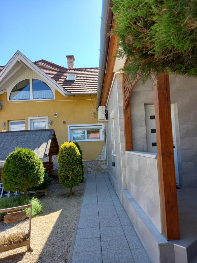 Viola Vendeghaz Bed and Breakfast Pápa Buitenkant foto