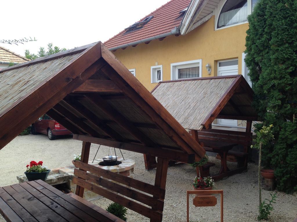 Viola Vendeghaz Bed and Breakfast Pápa Buitenkant foto