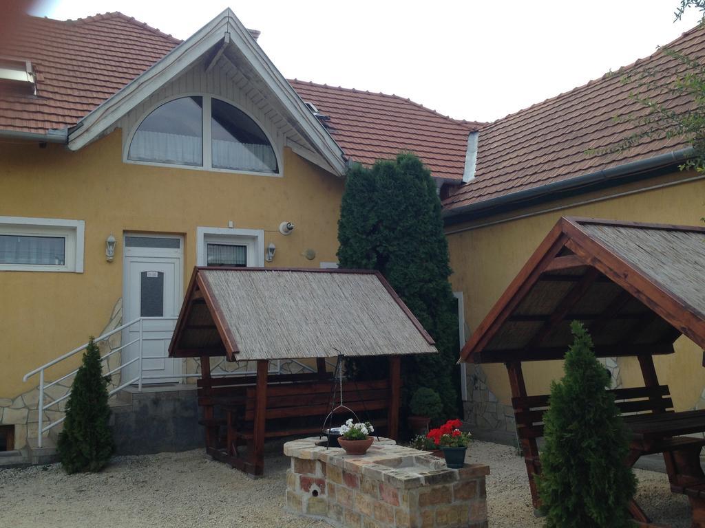 Viola Vendeghaz Bed and Breakfast Pápa Buitenkant foto