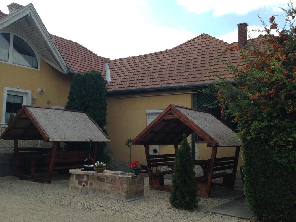 Viola Vendeghaz Bed and Breakfast Pápa Buitenkant foto