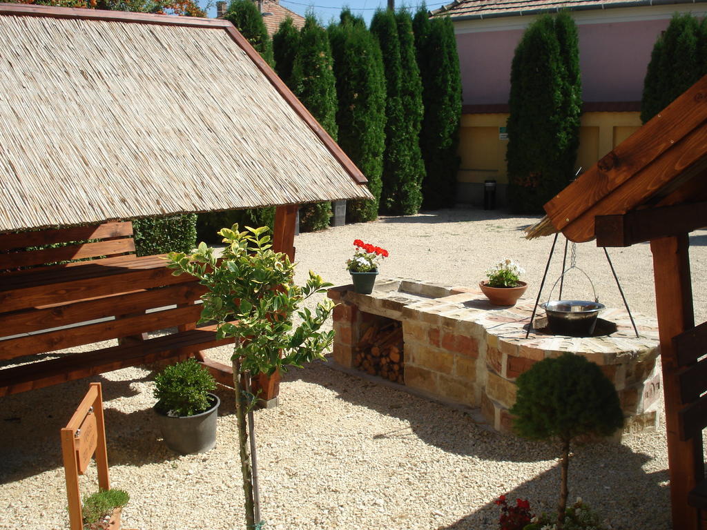 Viola Vendeghaz Bed and Breakfast Pápa Buitenkant foto